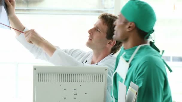 Equipo médico examinando una radiografía — Vídeo de stock