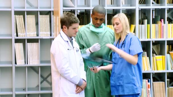 Imágenes del equipo médico examinando una radiografía en el hospital — Vídeo de stock