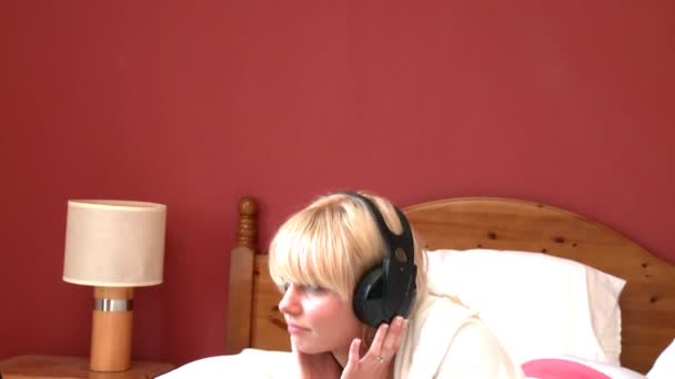 Peaceful woman listening music lying down on bed — Stock Video