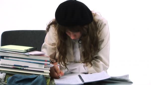 Jeune adolescent avec des livres scolaires — Video