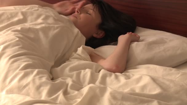 Portrait of pretty woman sleeping — Stock Video