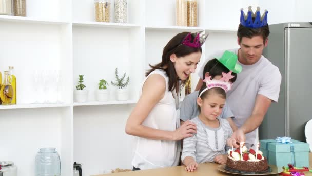 Aile Evde kızımın doğum günü kutluyor — Stok video