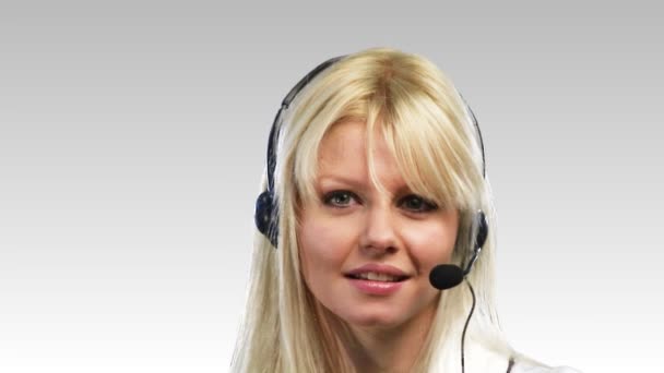 Krásná blonďatá žena mluvila na sluchátka — Stock video