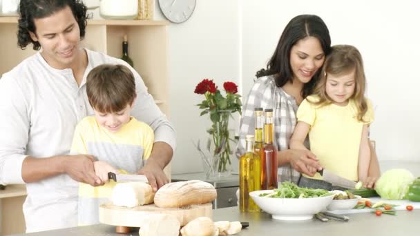 Familjen förbereder en måltid i köket — Stockvideo