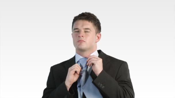 Biznesmen ustalania jego krawat — Wideo stockowe