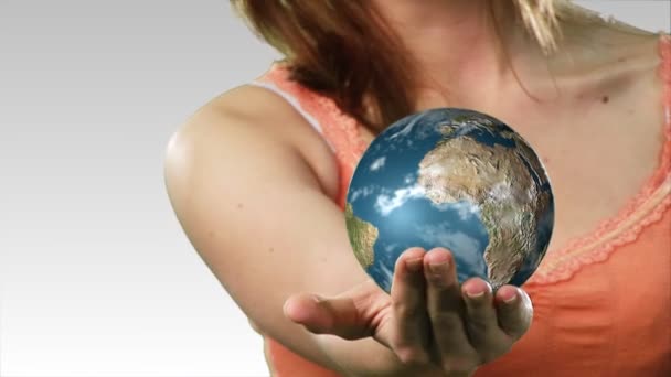 Vrouw met een globe in haar hand — Stockvideo