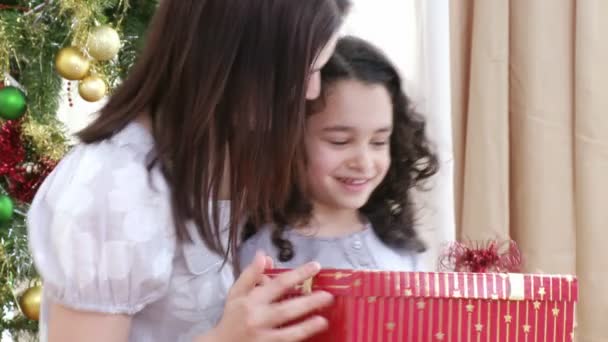 Detail matku a dceru otevírání vánoční dárky — Stock video