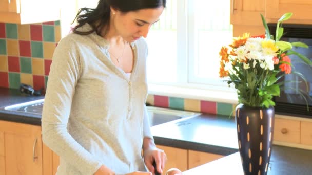 Portret van een vrouw voorbereiding van een gezonde salade — Stockvideo