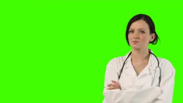 Ключевой след молодой женщины-врача — стоковое видео