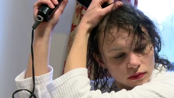 Caucasian woman drying her hair — Stock Video