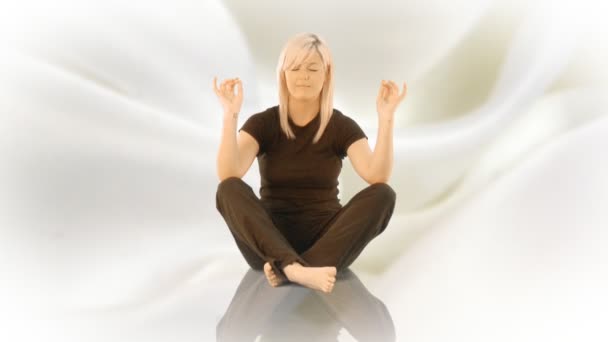 Donna che pratica Yoga da sola — Video Stock