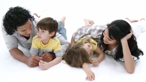 Familia acostada en la cama juntos — Vídeos de Stock