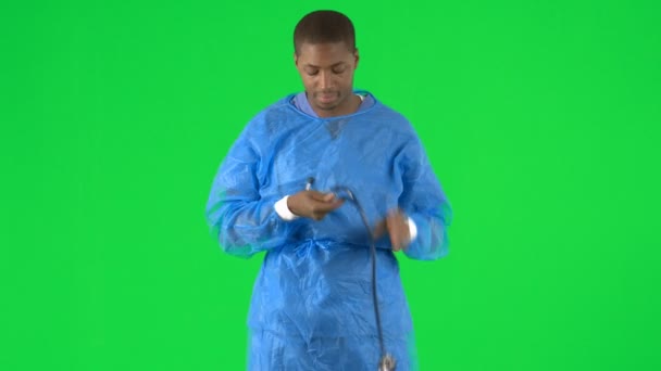 Aufnahmen eines männlichen Chirurgen mit seinem Stethoskop — Stockvideo