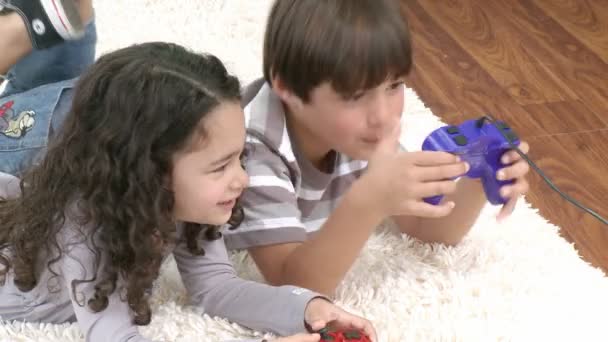 Παιδιά που παίζουν βιντεοπαιχνίδια στο σαλόνι- — Αρχείο Βίντεο