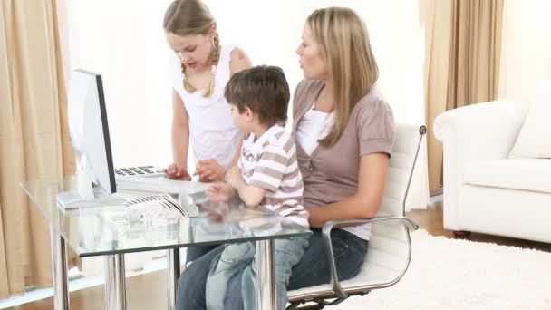 Madre e hijos usando una computadora — Vídeos de Stock