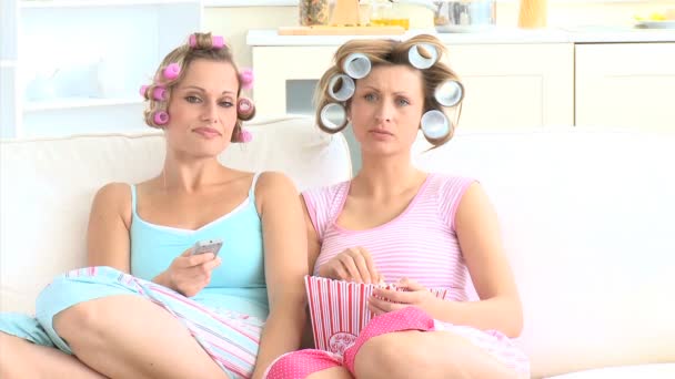 ポップコーンを食べてテレビを見ながらカジュアルな女性 — ストック動画