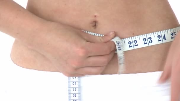 Joven linda mujer midiendo su cintura con una cinta métrica — Vídeo de stock