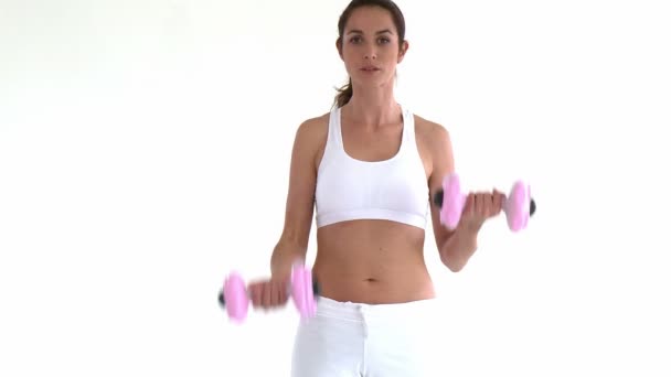 Concentrated hispanic woman working out with dumbbells — Stock Video