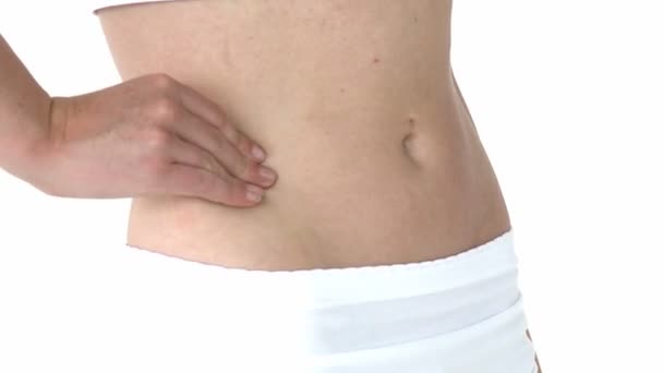 Unga vackra kvinnan visar hennes mage — Stockvideo
