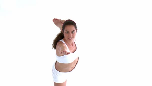 Ljusa spansktalande kvinna gör yoga — Stockvideo