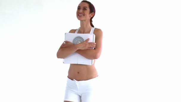 Усміхнена іспаномовна жінка тримає шкалу — стокове відео