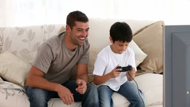Отец и его сын играют вместе — стоковое видео