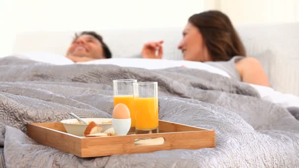 Coppia che fa colazione a letto — Video Stock