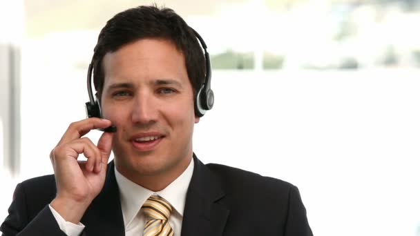Бізнесмен розмовляє з навушниками — стокове відео