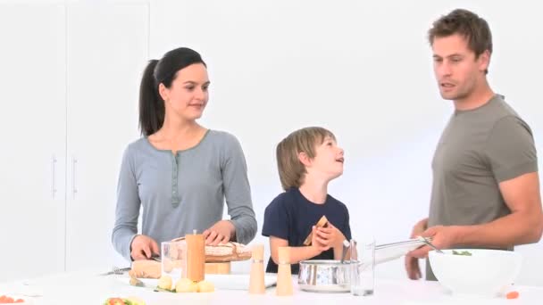 Familjen matlagning totgether — Stockvideo