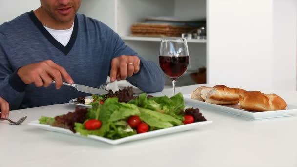 Casal desfrutando de almoço em casa — Vídeo de Stock