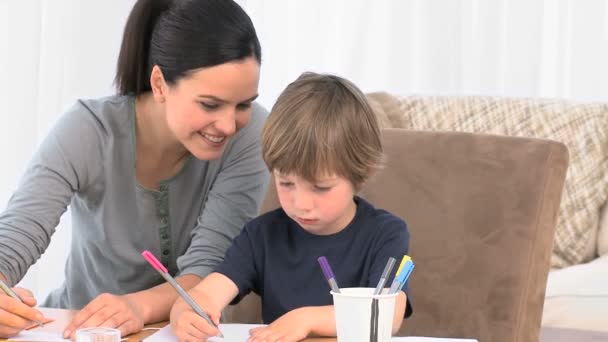 Madre disfrutando del tiempo con su hijo — Vídeo de stock