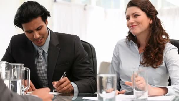 Businesswoman talking with her team — Stock Video