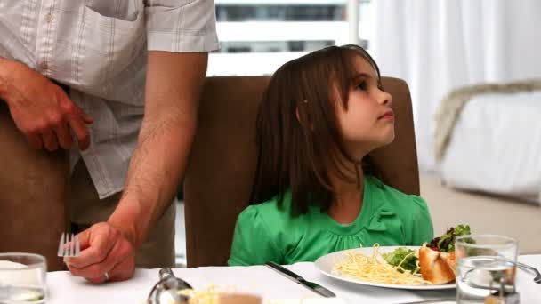 Padres tratando de convencer a los niños a comer verduras — Vídeo de stock