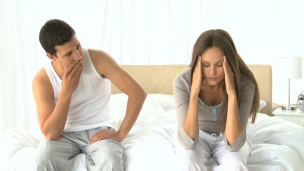 Człowiek pocieszające żoną niezadowolony, który ma bóle głowy — Wideo stockowe