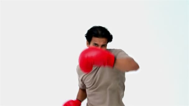 Seriöser Mann mit Boxhandschuhen — Stockvideo