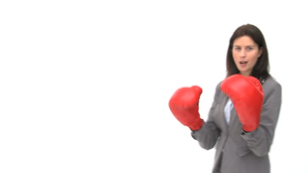 Donna d'affari sorridente con i guanti da boxe — Video Stock