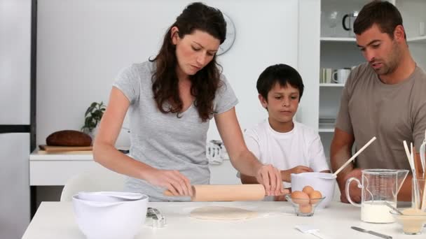 Familia de galletas para hornear juntos — Vídeo de stock