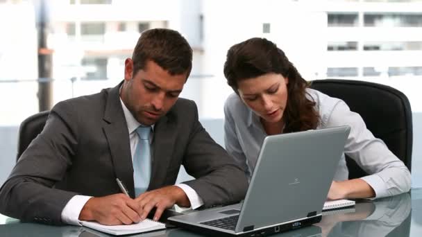 Empresários trabalhando juntos em um laptop — Vídeo de Stock