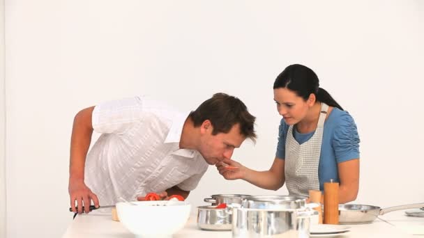 Hombre degustando la salsa de su esposa — Vídeo de stock
