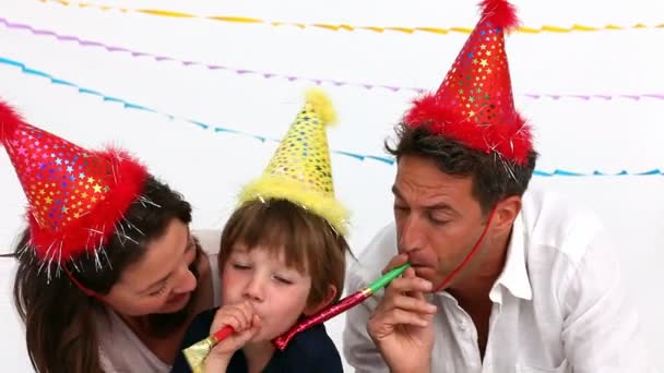 Familia jugando juntos durante una fiesta de cumpleaños — Vídeos de Stock