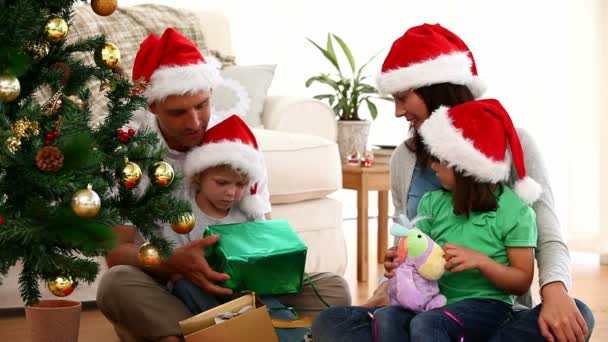 Trevlig familj öppnar julklappar — Stockvideo