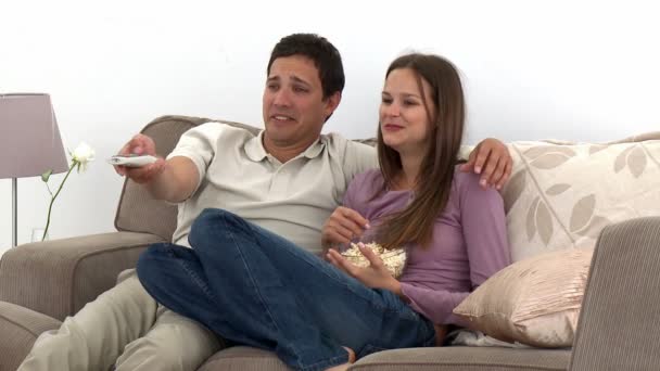 Par framför TV med popcorn — Stockvideo