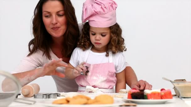 Мать, помогающая дочери печь — стоковое видео