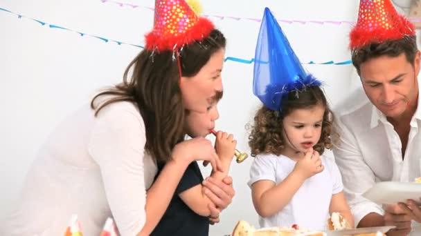 Семья веселится во время дня рождения — стоковое видео