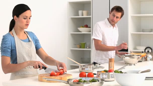 Красива пара готує в їдальні — стокове відео