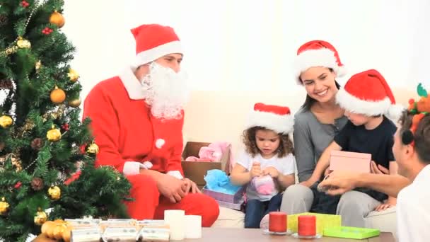 Santa Claus con una familia — Vídeo de stock