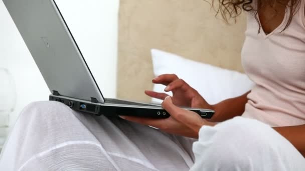 Mulher trabalhando em um laptop — Vídeo de Stock