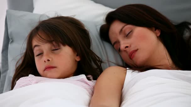 Serena madre e hija durmiendo juntas — Vídeos de Stock