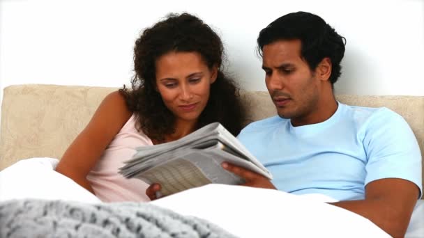 Casal lendo um jornal — Vídeo de Stock