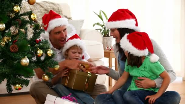 Trevlig familj öppnar julklappar — Stockvideo